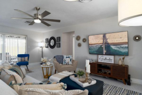 Stylish Retro 3BR: Screened Patio, Outdoor Grill